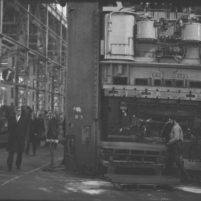 Photographie de Paul Berliet faisant visiter l'usine à Vénissieux